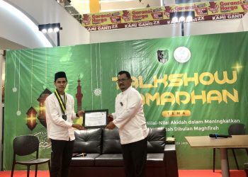 Ketua PC SEMMI Kota Jambi, Almusaddath, saat penyerahan plakat kepada Narasumber Prof. As'ad Isma, M. Pd., (dok. SEMMI Jambi/Chendy)