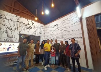 Pengurus IWO Provinsi Jambi saat foto bersama selesai acara Bagi takjil dan buka bersama (dok. Salimbai.id/Deni)