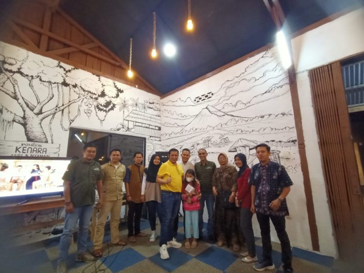 Pengurus IWO Provinsi Jambi saat foto bersama selesai acara Bagi takjil dan buka bersama (dok. Salimbai.id/Deni)