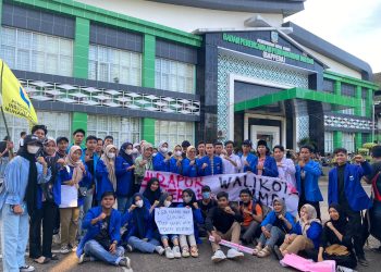 Masa aksi demo di depan kantor wali kota jambi (dok. Salimbai.id/Khoirul Rizal)