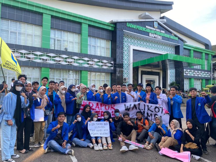 Masa aksi demo di depan kantor wali kota jambi (dok. Salimbai.id/Khoirul Rizal)