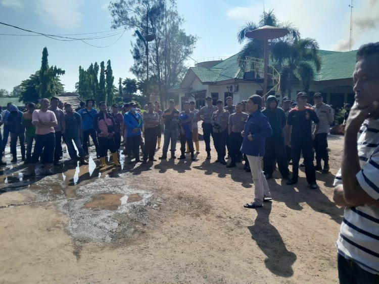 Karyawan PT SNP Desa Parit gelar aksi demo di depan perusahaan SNP (dok. Salimbai.id)