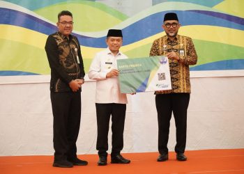 Gubernur Jambi saat menerima Penganugerahan paritrama award tahun 2022 tingkat provinsi jambi (dok. Humas Kominfo)