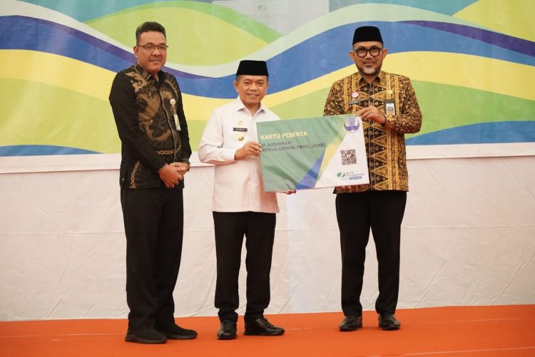 Gubernur Jambi saat menerima Penganugerahan paritrama award tahun 2022 tingkat provinsi jambi (dok. Humas Kominfo)