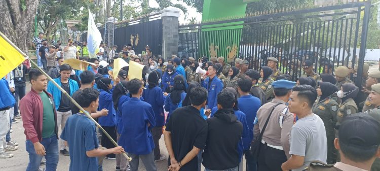 PMII Kota Jambi saat melakukan Aksi Demo di Kantor Walikota Jambi (dok. Salimbai.id/Deni)