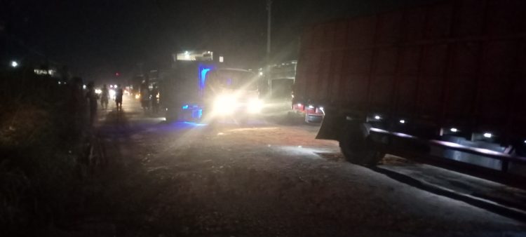 Armada Batu Bara terbenam di jalan rusak yanh berada di Desa Kebon IX (dok. Salimbai.id)