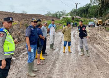 Anggota DPRD Muaro Jambi Maryadi saat meninjau jalan rusak di jalan poros Desa Sumber Agung (dok. Salimbai.id/Deni)