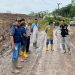 Anggota DPRD Muaro Jambi Maryadi saat meninjau jalan rusak di jalan poros Desa Sumber Agung (dok. Salimbai.id/Deni)