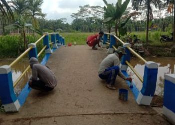 Pemdes Tri Mulya saat melaksanakan kegiatan gotong royong (Baksos) pada Jumat ( 31/03/2023). (Dok. Bitnews.id/Bahar Suro)