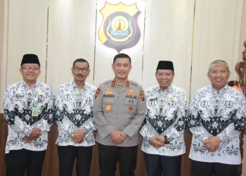 Foto Bersama Kapolda Jambi dan Pengurus PGRI Jaambi/ Foto: Dok.Humas Polda