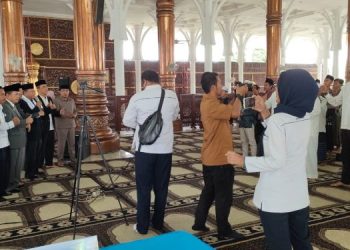 Gubenur Al Haris membuka secara resmi lomba Azan di masjid Agung Al Falah, Kota Jambi, Senin (10/4/23). (Dok. Diskominfo)