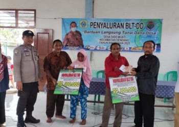 Penyerahan BLT DD secara simbolis kepada warga di Aula Kantor Desa Sido Mukti, Selasa (11/4/2023). (Dok. Bahar - Bitnews)