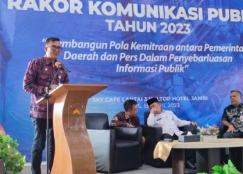 Kadis Kominfo Provinsi Jambi Drs. Ariansyah, ME saat memberi sambutan pada di Sky café Lantai 3, Hotel Wiltop Kota Jambi, Kamis, (13/04/2023). (Foto : Otoy Bitnews.id)