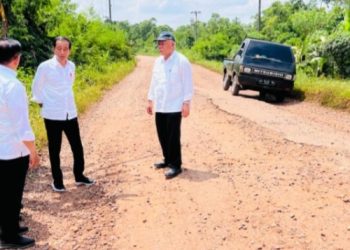 Presiden Joko Widodo meninjau ruas Jalan Kota Jambi hingga Desa Sungai Gelam, Kabupaten Muaro Jambi, Provinsi Jambi, pada Selasa, 16 Mei 2023. Foto: BPMI Setpres/Laily Rachev
Dipublikasikan pada Selasa, 16 Mei 2023 15:53 WIB