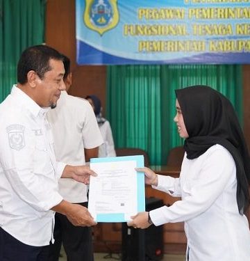 Penyerahan SK di ruang pola Kantor Bupati oleh Sekretaris Daerah, Sapril. (Dok. Diskominfo Tanjabtim)