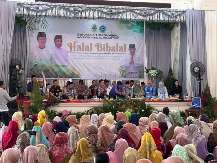 Bupati Tanjab Timur Romi saat hadiri Halal Bi Halal HKK (dok. Humas Kominfo Tanjab Timur)