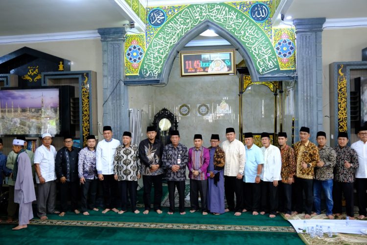 Abdullah Sani berfoto bersama usai kegiatan Halal Bihalal PB KABARI Tahun 1444 H/2023 M, di Masjid Salamah 16 Kota Jambi, Sabtu (03/06/2023). (Foto: Diskominfo/Sopbirin)