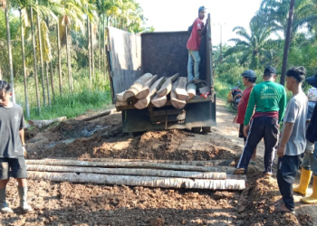 Penasangan galar di jalan yang rusak dari Parit 23 hingga Parit Lapis, Desa Koto Kandis. sabtu (24/06/2023). (dok, Firdaus)