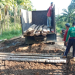 Penasangan galar di jalan yang rusak dari Parit 23 hingga Parit Lapis, Desa Koto Kandis. sabtu (24/06/2023). (dok, Firdaus)