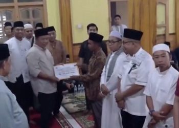 Bupati Tanjab Timur H. Romi Hariyanto, SE hadir didampingi Sekda Tanjab Timur Sapril, S.IP,di Masjid Nurul Falah Desa Pandan Lagan, Selasa (4/4/23). ). (Dok Diskominfo)