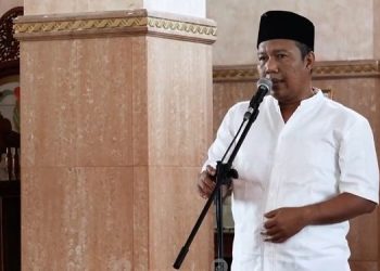 Bupati Romi menyampaikan kata sambutan pada acara memperingati malam Nuzulul Qur’an di Masjid Agung Nur Addarojad. di Kecamatan Muara Sabak Barat Senin (10/04/2023). (Dok. Rizon)