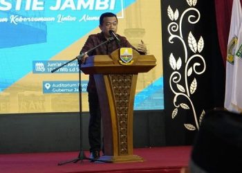 Al Haris pada acara Reuni Akbar ASM dan STIE Jambi di Auditorium Rumah Dinas Gubernur Jambi, Jumat (02/06/2023). (Foto: Diskominfo/Erit Sutriedi)