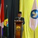 Wagub Jambi, Abdullah Sani saat menyampaikan sambutan pada Rapat terbuka senat dalam rangka wisuda sarjana dan magister ke-53 tahun akademik tahun 2022-2023 di ballroom Abadi Hotel Jambi, Sabtu (24/06/2023). (Foto: Sopbirin - Kominfo)