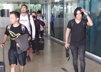 Charly bersama kru saat keluar di pintu kedatangan bandara sultan thaha jambi, Senin (10/07/2023). (Dok.Otoy)