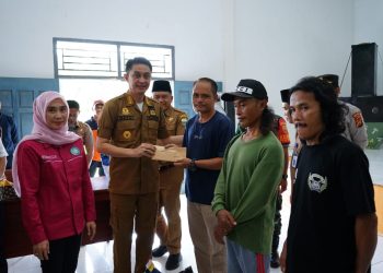 Pj Bupati Muaro Jambi Bachyuni Deliansyah saat Berikan Bantuan Korban Angin Puting Beliung (dok. Kominfo)