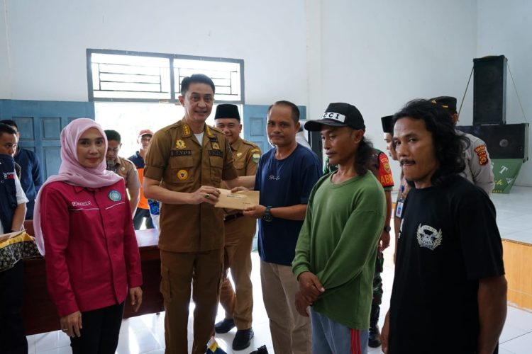 Pj Bupati Muaro Jambi Bachyuni Deliansyah saat Berikan Bantuan Korban Angin Puting Beliung (dok. Kominfo)