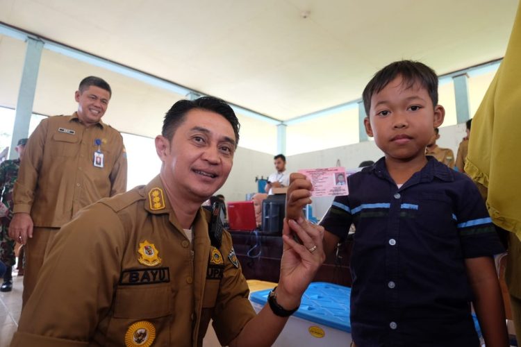 Penjabat Bupati Muaro Jambi, Bachyuni Deliansyah, SH., MH., saat meninjau perekaman Kartu Tanda Penduduk KTP dan Kartu Indentitas Anak KIA (dok. Kominfo)