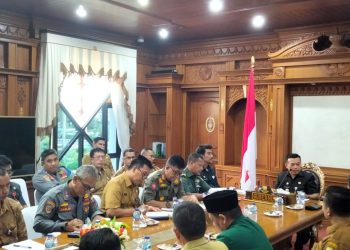 Rapat Persiapan Rakernas APDESI di Ruang Kerja Gubernur Kantor Gubernur Jambi, Selasa (04/07/2023) (Foto: Harun - Kominfo)