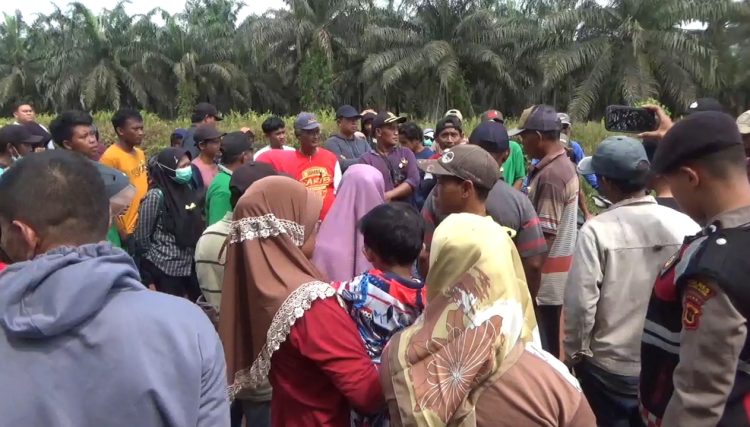 Masyarakat Desa Petanang, Kecamatan Kumpeh, Kabupaten Muaro Jambi, Provinsi Jambi saat melakukan aksi unjuk rasa di gerbang pintu masuk area lahan perusahaan perkebunan kelapa sawit PT. Puri Hijau Lestari (dok. Ek)