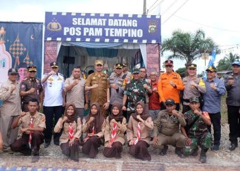 Penjabat Bupati Muaro Jambi Bachyuni Deliansyah, SH., MH., di dampingi Sekretaris Daerah SEKDA Muaro Jambi, Budhi Hartono, S.Sos., MT., Kapolres Muaro Jambi AKBP Muharman Artha SIK, Perwira Penghubung (Pavung) 0415/Jambi wilayah Muaro Jambi (dok. Kominfo)