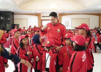 Pj Bupati Muaro Jambi saat memberikan motivasi ke atlit yang akan bertanding di Pekan Olahraga Provinsi (Porprov) ke- XXIII tahun 2023 (dok. Kominfo)