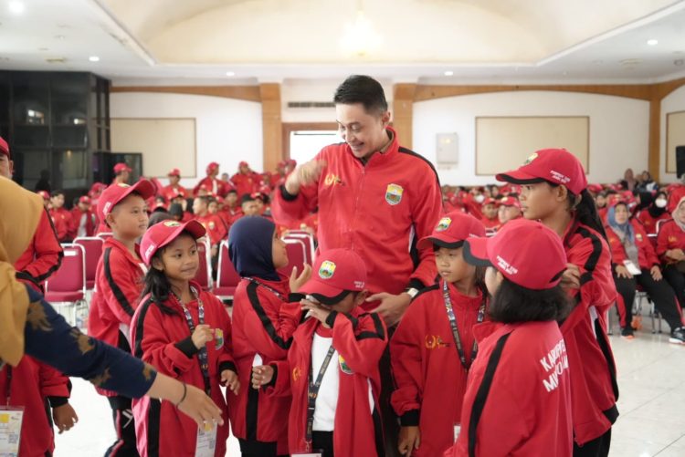 Pj Bupati Muaro Jambi saat memberikan motivasi ke atlit yang akan bertanding di Pekan Olahraga Provinsi (Porprov) ke- XXIII tahun 2023 (dok. Kominfo)