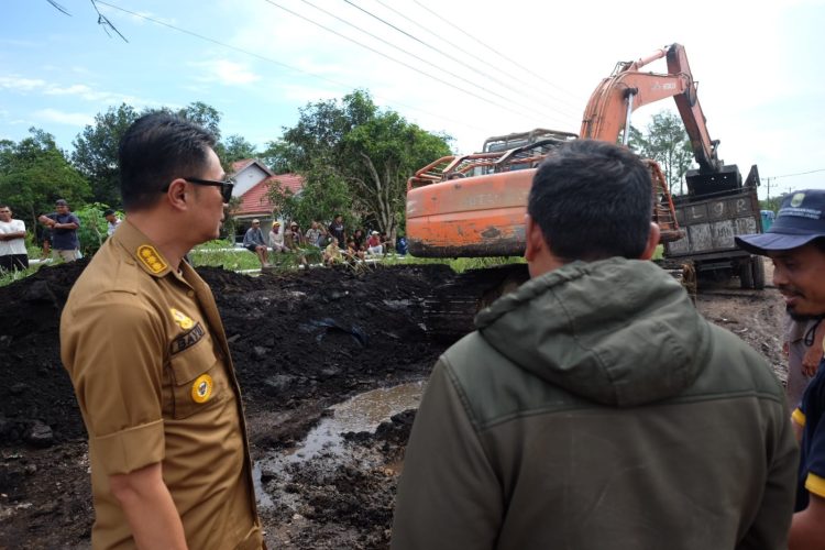 Pj Bupati Muaro Jambi saat turun ke sungai gelam (dok. Kominfo)