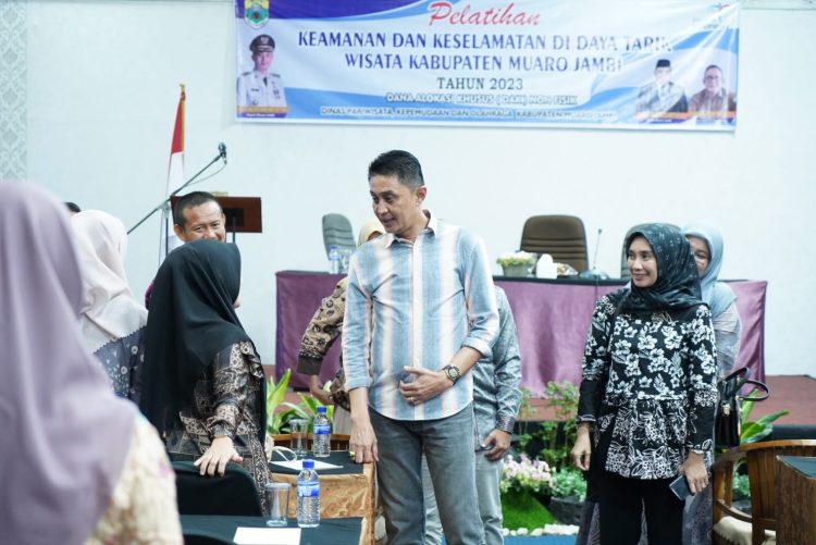 Penjabat bupati Muaro Jambi Bachyuni Deliansyah,SH.MH didampingi oleh ketua TP PKK kabupaten muarojambi Faradillah Zahara bachyuni,SH membuka pelatihan keamanan dan keselamatan di daya tarik wisata (dok. Kominfo)