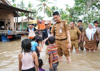 Pj Bupati Saat cek lokasi banjir di sungai gelam (dok. Kominfo)