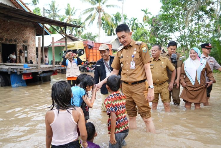Pj Bupati Saat cek lokasi banjir di sungai gelam (dok. Kominfo)