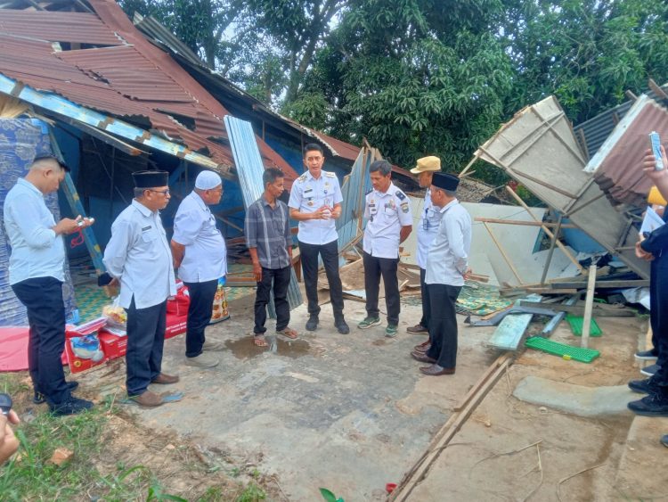 Pj Bupati Muaro Jambi saat berada di rumah warga yang menjadi korban lakalantas armada batubara (dok. Kominfo)