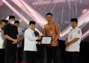 Pj Bupati Muaro Jambi saat menerima penghargaan pelaksaan percepatan penurunan stunting (dok. Humas Kominfo Pemkab Muaro Jambi)