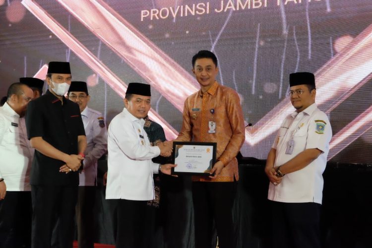 Pj Bupati Muaro Jambi saat menerima penghargaan pelaksaan percepatan penurunan stunting (dok. Humas Kominfo Pemkab Muaro Jambi)