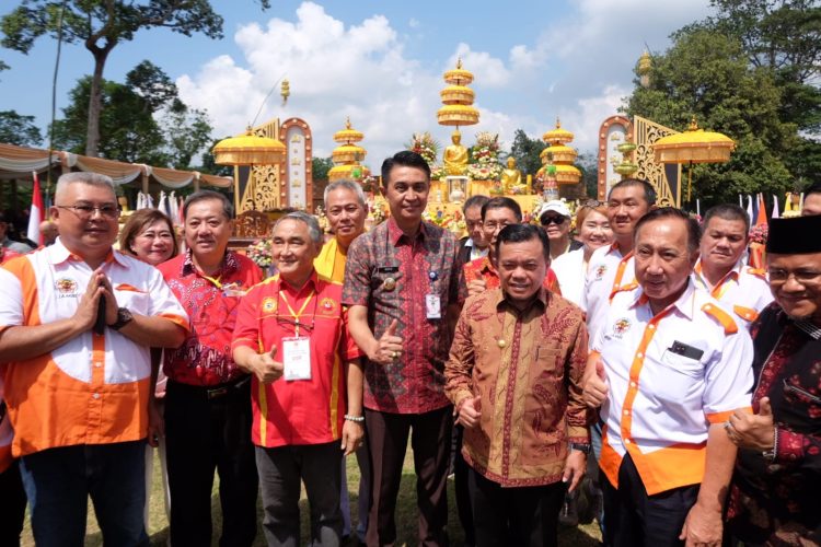 Pj Bupati Muaro Jambi saat berada di acara Puncak Peringatan Hari Waisak Bersama di Candi Muaro Jambi (dok. Salimbai.id)