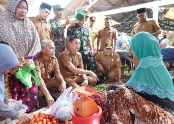 Pj. Bupati Muaro Jambi Bachyuni Deliansyah, SH., MH melakukan inspeksi mendadak (sidak) ke Pasar Senin Desa Muhajirin (Dok. Kominfo)