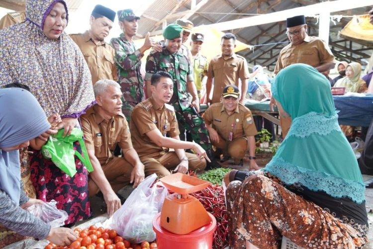 Pj. Bupati Muaro Jambi Bachyuni Deliansyah, SH., MH melakukan inspeksi mendadak (sidak) ke Pasar Senin Desa Muhajirin (Dok. Kominfo)