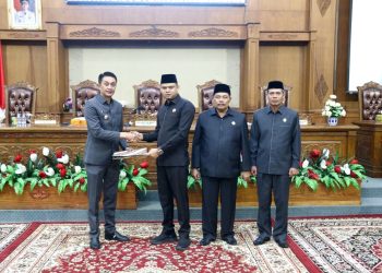 Pj Bupati Muaro Jambi Bachyuni Deliansyah SH,. MH Mengahadiri Langsung paripurna DPRD Muaro Jambi dalam penyampaian rekomendasi LKPJ tahun anggaran 2022 (dok. Kominfo)