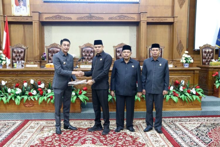 Pj Bupati Muaro Jambi Bachyuni Deliansyah SH,. MH Mengahadiri Langsung paripurna DPRD Muaro Jambi dalam penyampaian rekomendasi LKPJ tahun anggaran 2022 (dok. Kominfo)