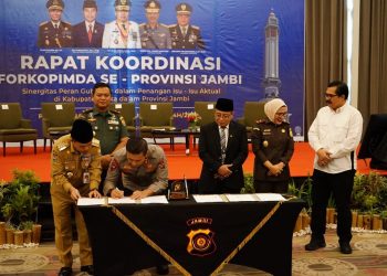 Penjabat Bupati Muaro Jambi Bachyuni Deliansyah, SH., MH., saat menghadiri undangan rapat koordinasi Forkopimda se-Provinsi Jambi di Swiss-Bellhotel Jambi (Dok. Humas Kominfo)