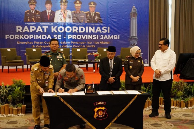 Penjabat Bupati Muaro Jambi Bachyuni Deliansyah, SH., MH., saat menghadiri undangan rapat koordinasi Forkopimda se-Provinsi Jambi di Swiss-Bellhotel Jambi (Dok. Humas Kominfo)